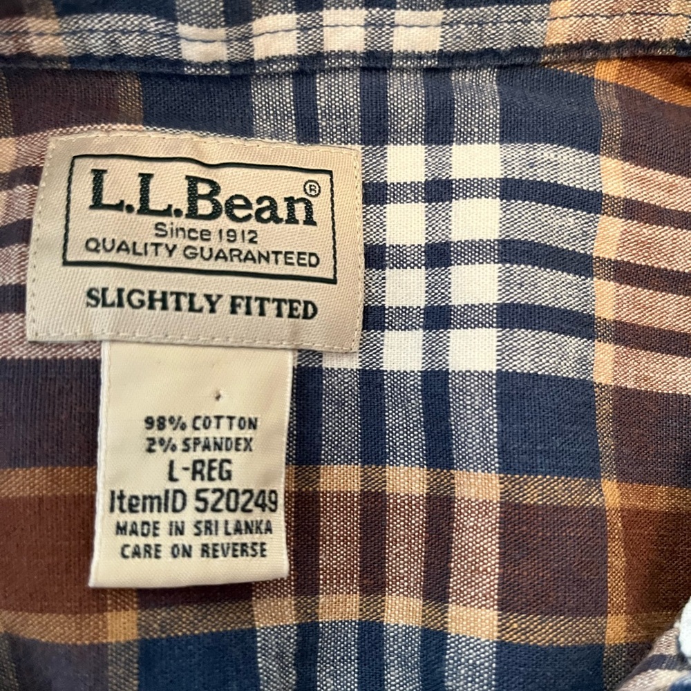 L.L. Bean men’s untuck slightly fitted cotton chambray button down shirt. Large - Picture 5 of 9